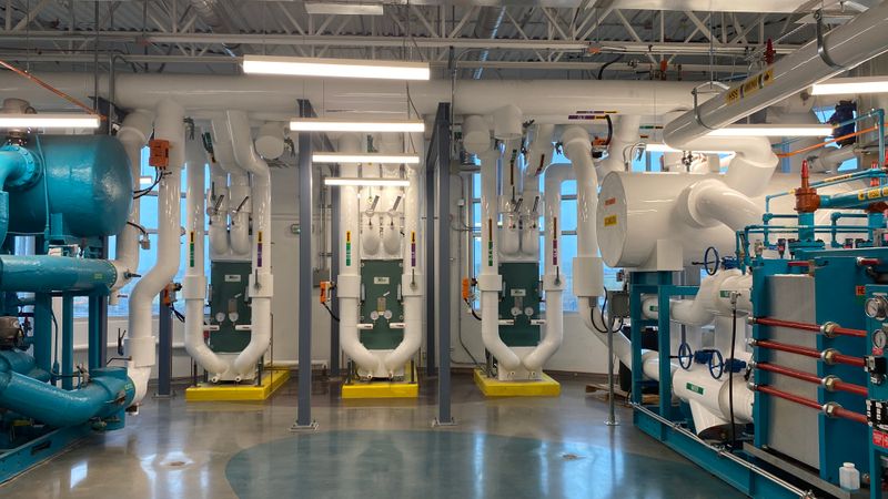 Local technique de piscine : pompe de filtration, filtre à sable et coffret électrique