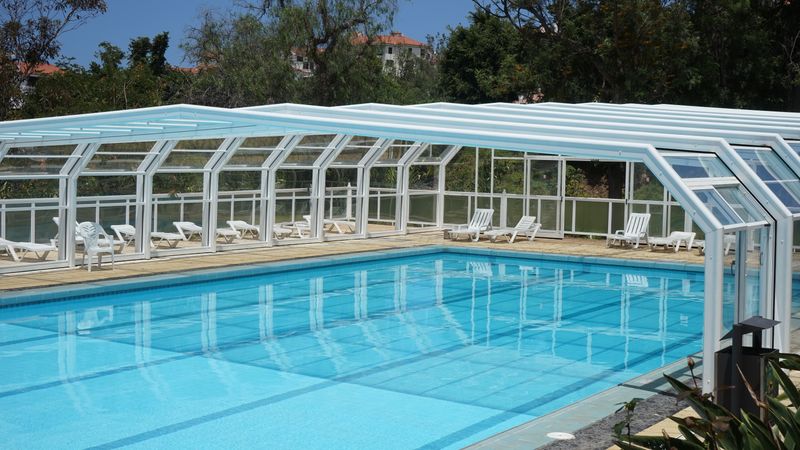 Bassin bâché pour l'hivernage, flotteurs posés en diagonale sous la bâche opaque