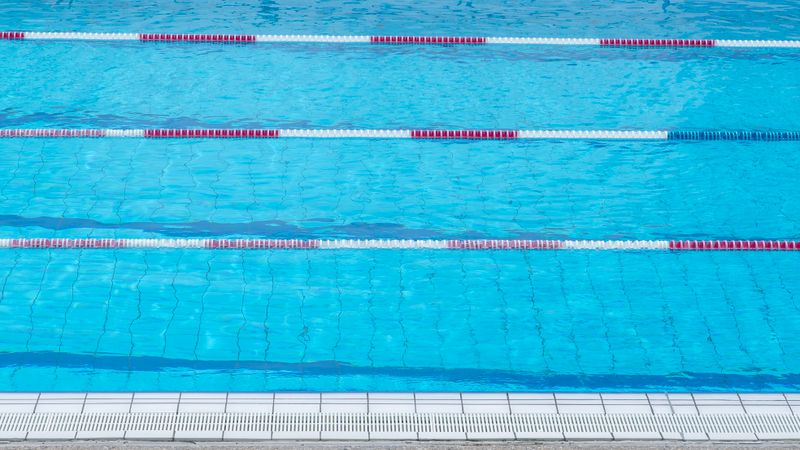 Retrait de la bâche d'hivernage au printemps sur un bassin enterré