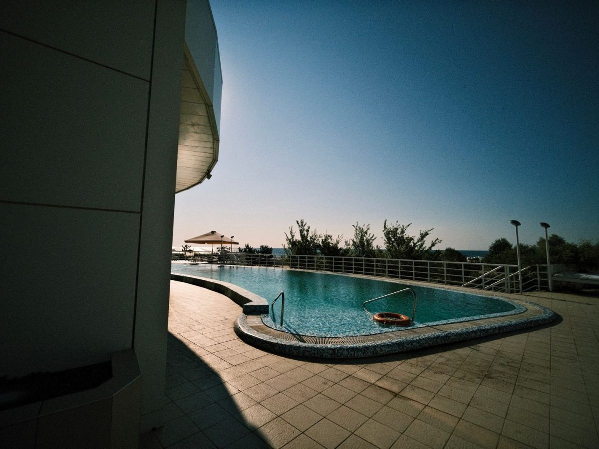 Meilleurs matériaux pour rebord de piscine : critères et comparatif