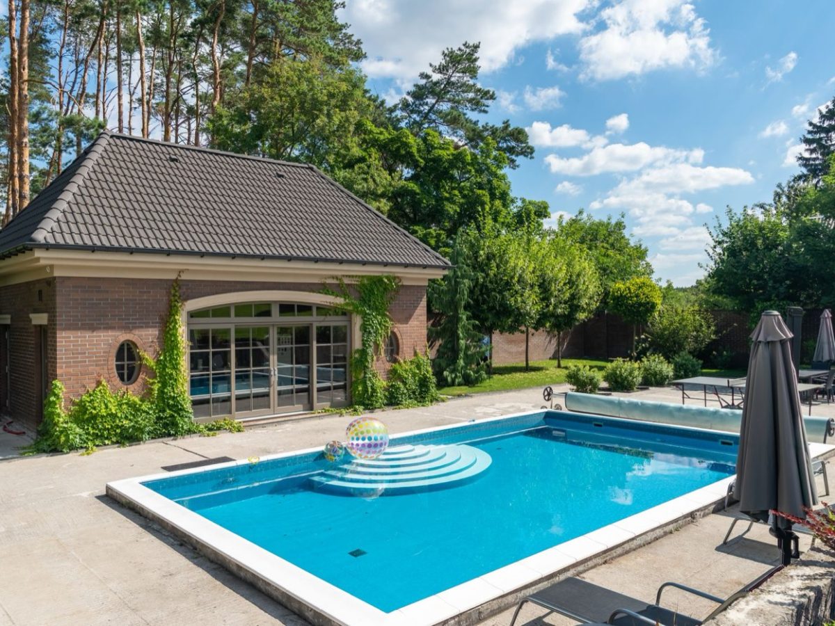 Guide abri de piscine : sécurité, urbanisme et coûts indicatifs