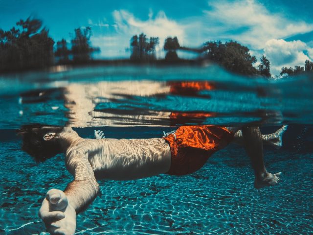Chlore ou électrolyse au sel : guide de choix pour petite piscine