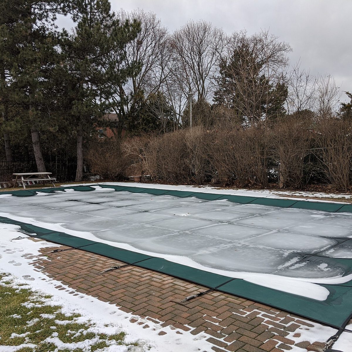 Hivernage de la piscine : où ranger le mobilier et le matériel cet hiver ?