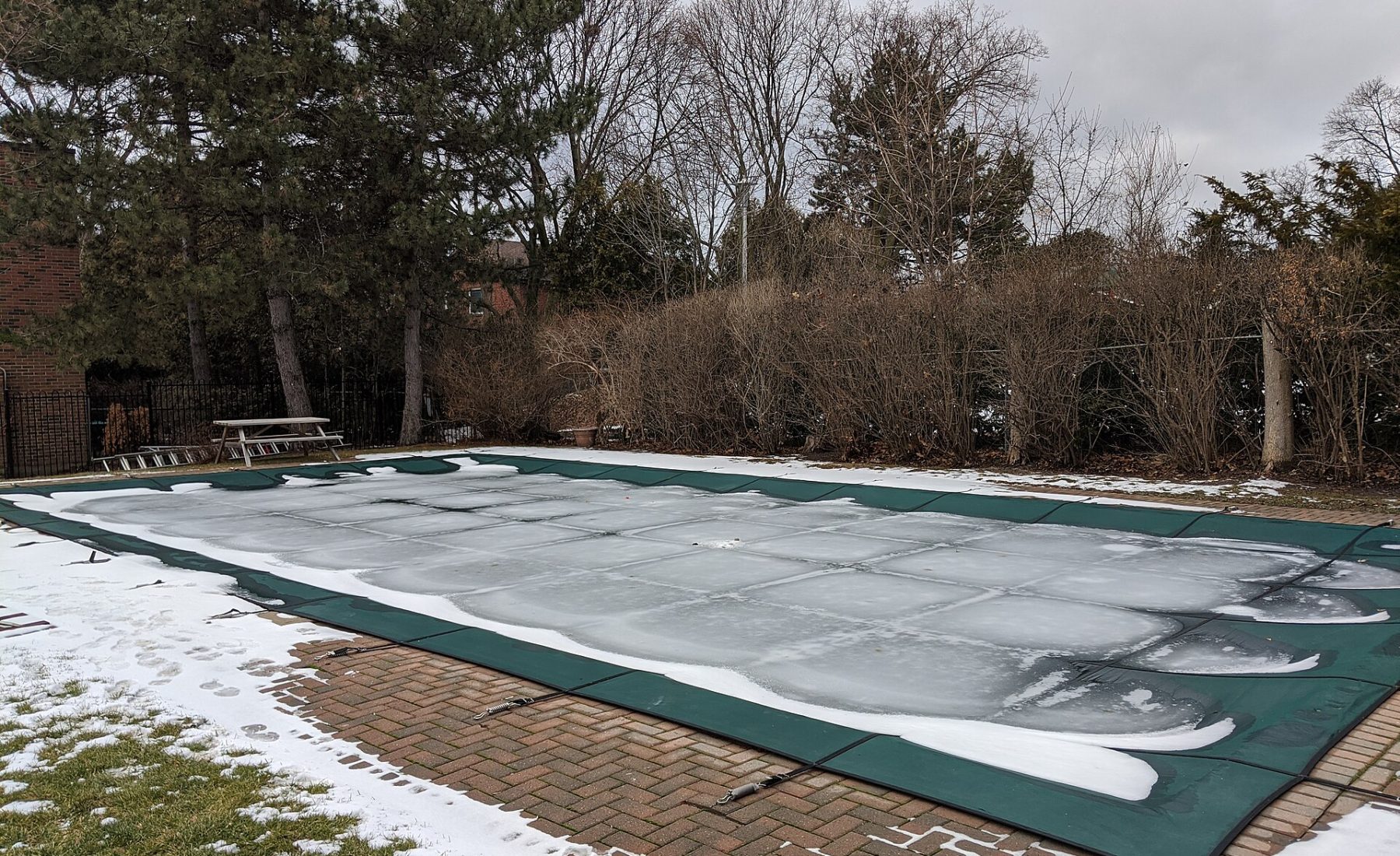Hivernage de la piscine : où ranger le mobilier et le matériel cet hiver ?
