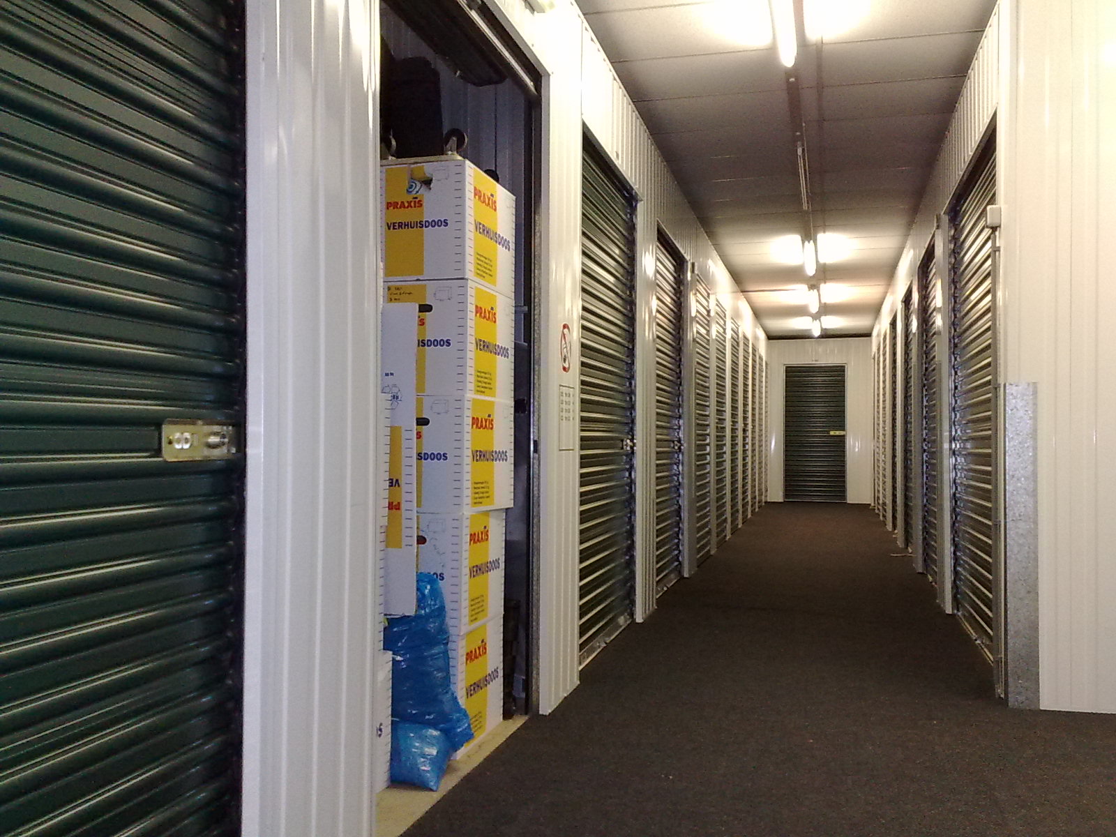 couloir de box de stockage individuels avec cartons de déménagement dans un box ouvert