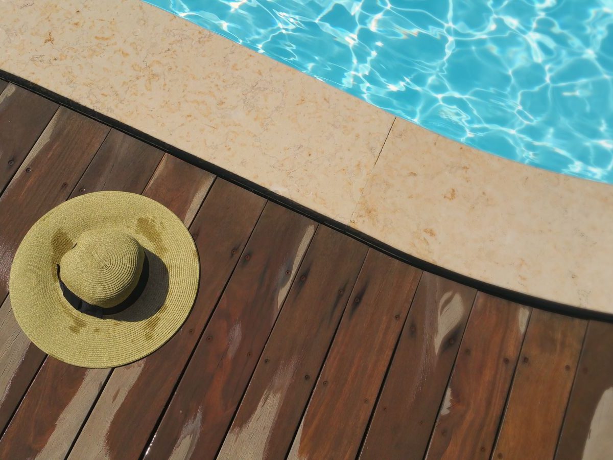 Aménagement de paliers et étagères autour de la piscine