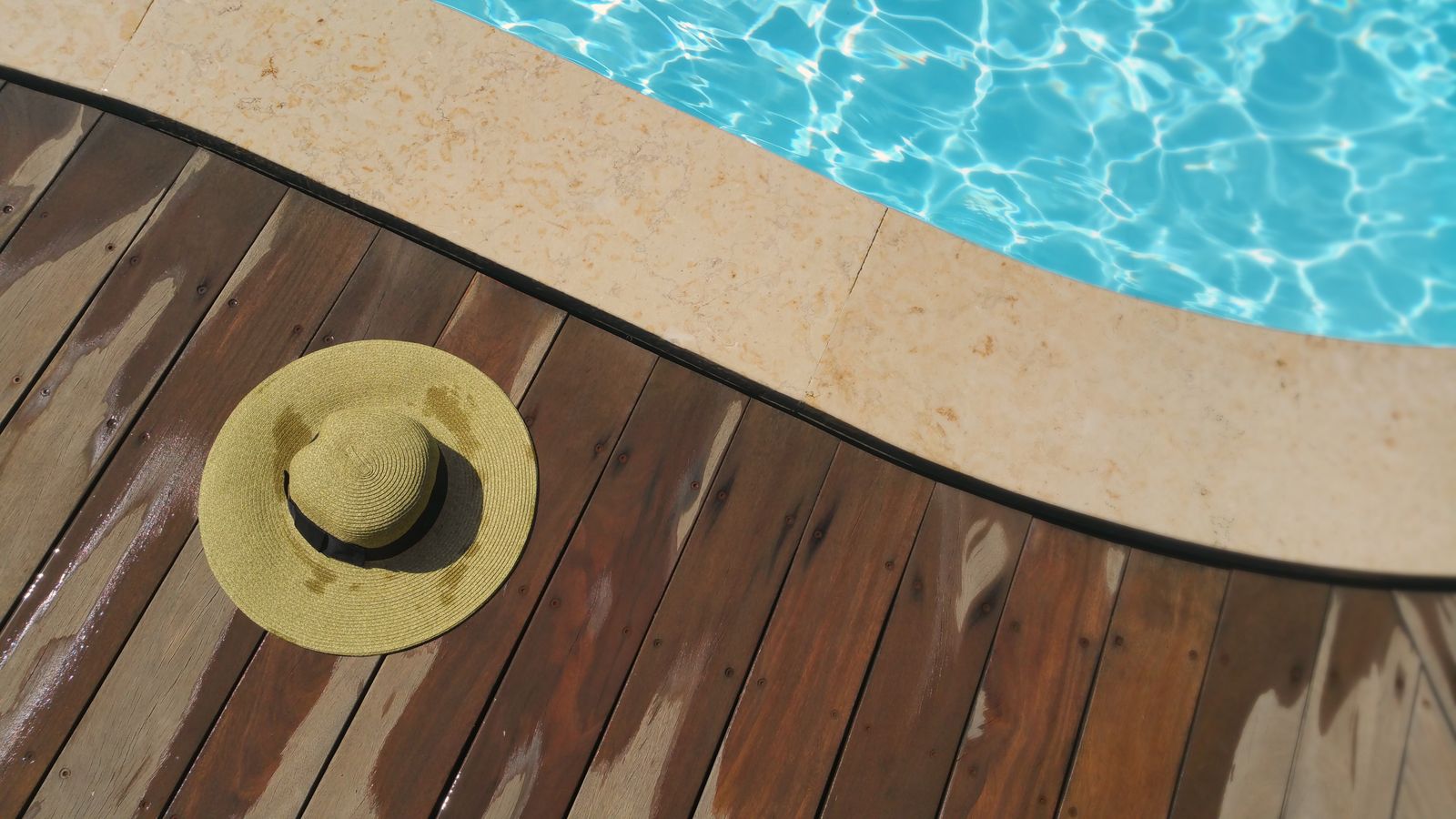 Aménagement de paliers et étagères autour de la piscine