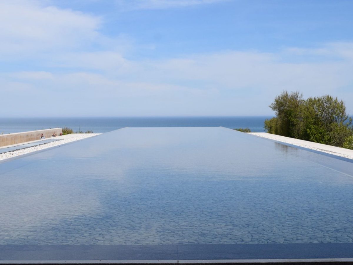 Piscine miroir : concept, technique et réglementation