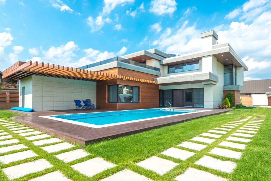 Maison contemporaine avec piscine enterrée et jardin