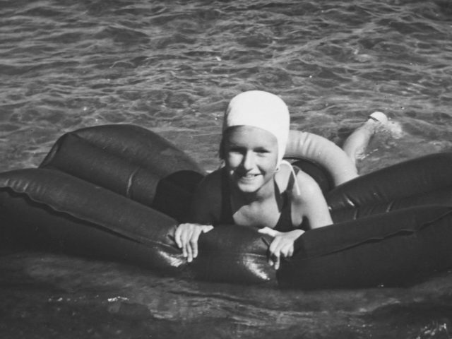 Préserver une piscine emblématique des années 70 : conseils pratiques