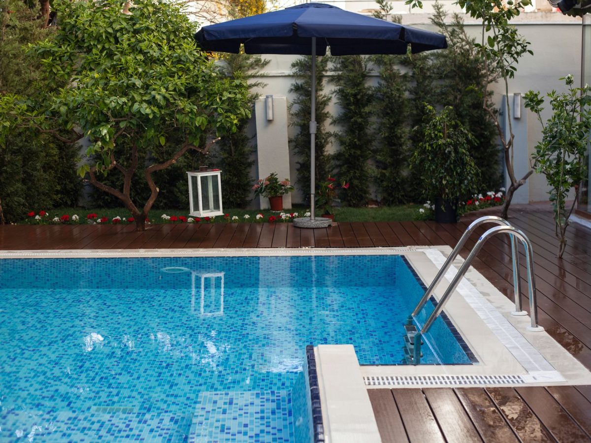 Installer une piscine dans un petit espace : conseils pratiques
