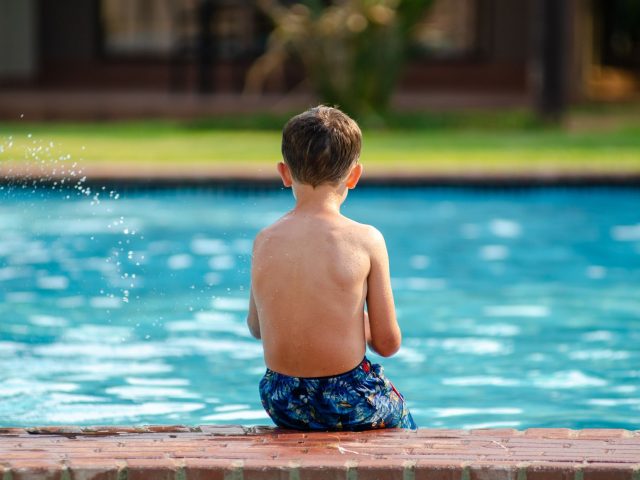 Gérer la fermeture de votre piscine due à des fissures : conseils pratiques et alternatives