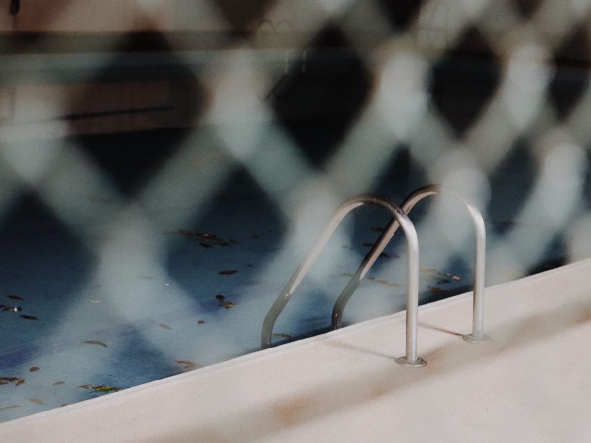 Sécuriser les abords d’une piscine privée : obligations et solutions