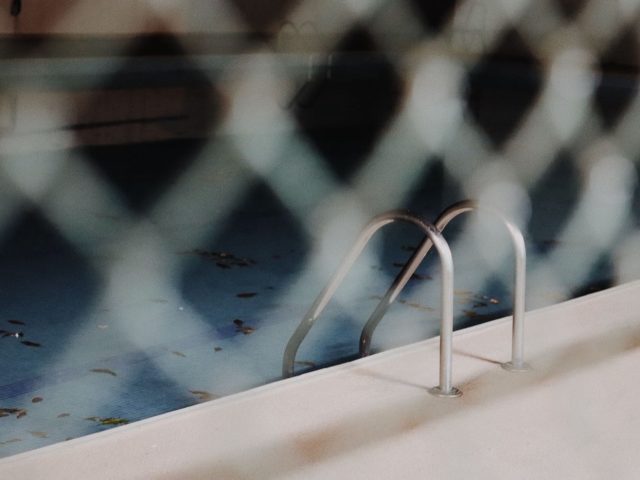 Sécuriser les abords d’une piscine privée : obligations et