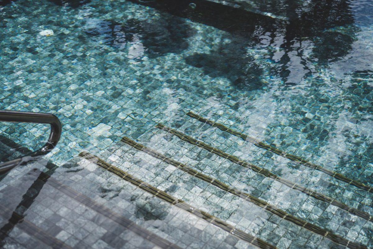 Sécuriser escaliers d'accès piscine : obligations et solutions