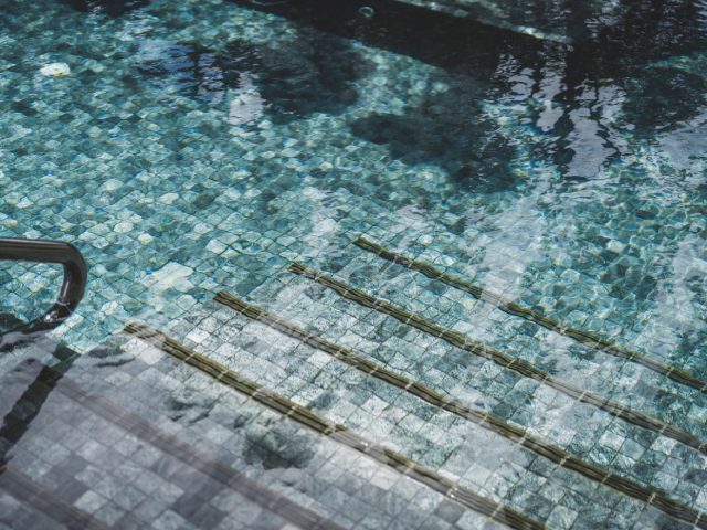 Sécuriser escaliers d&rsquo;accès piscine : obligations et solutions