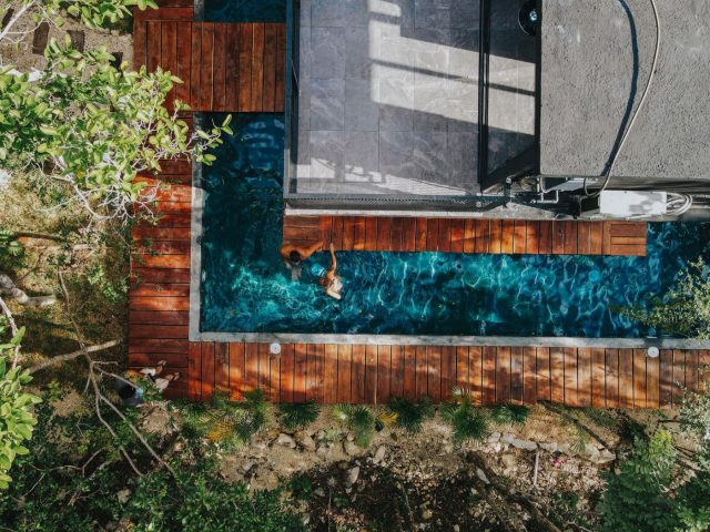 Tendances matériaux naturels autour de la piscine
