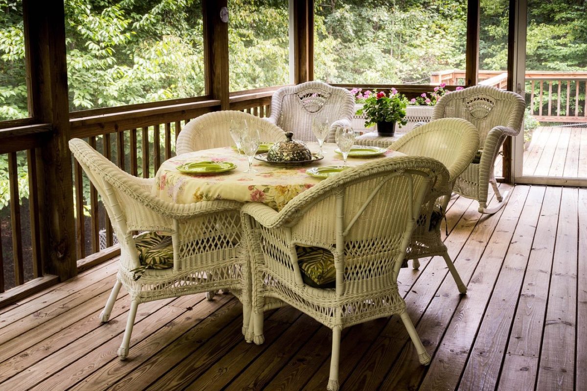 Terrasse bois ou béton autour de la piscine : comparatif