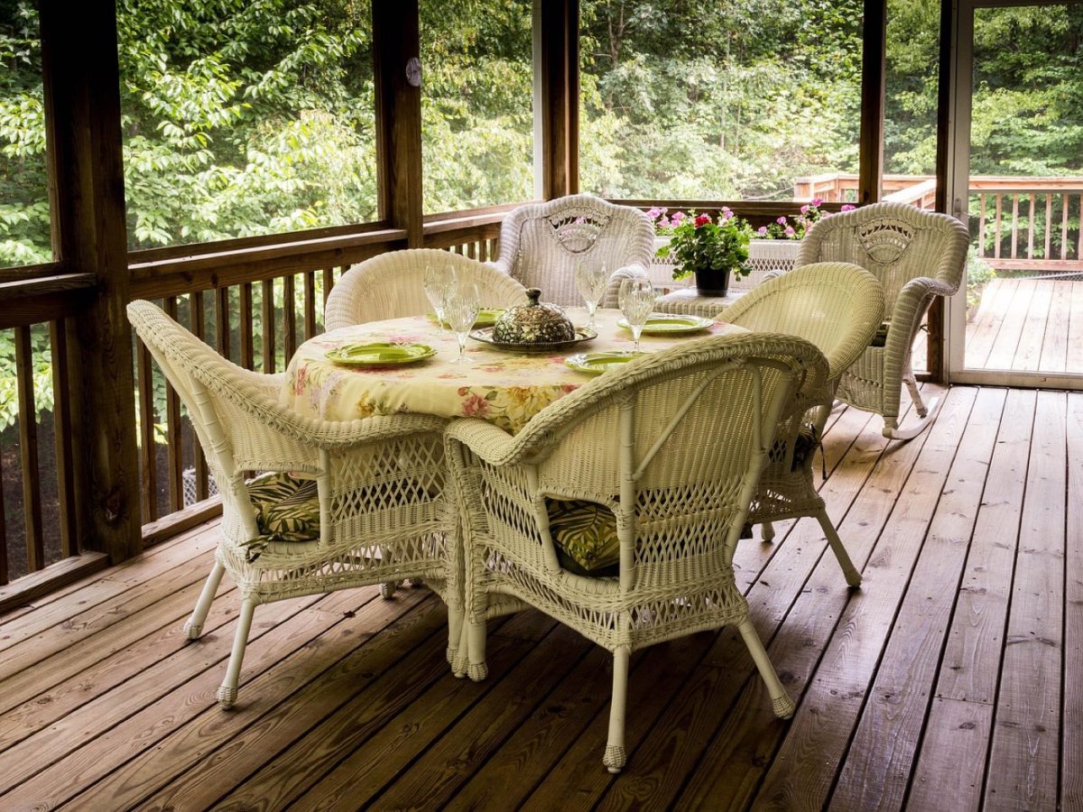 Terrasse bois ou béton autour de la piscine : comparatif