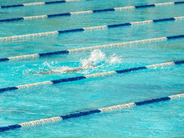 Eliminer les algues vertes de la piscine