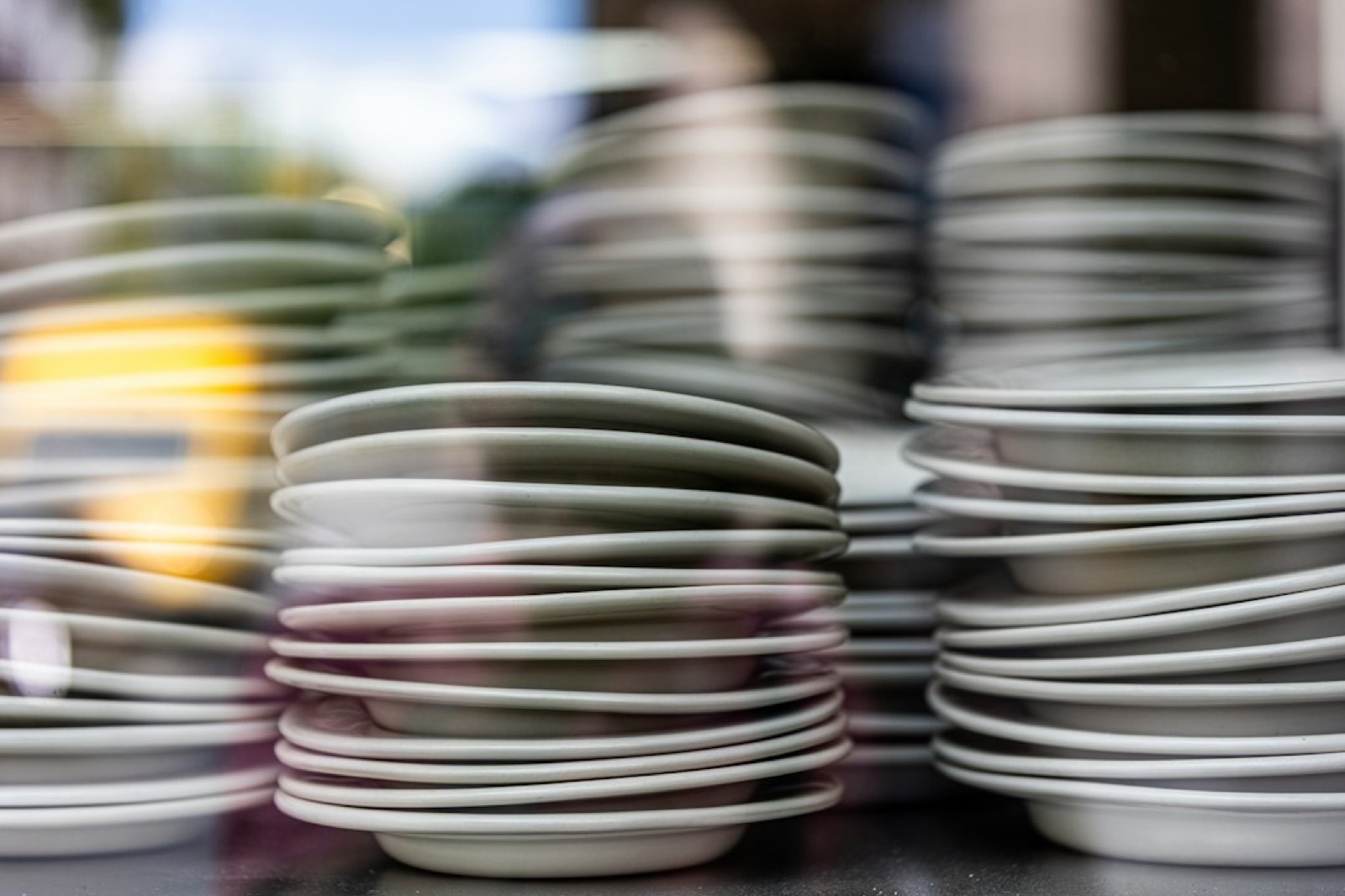 Assiettes et verres rangés dans un buffet vitré