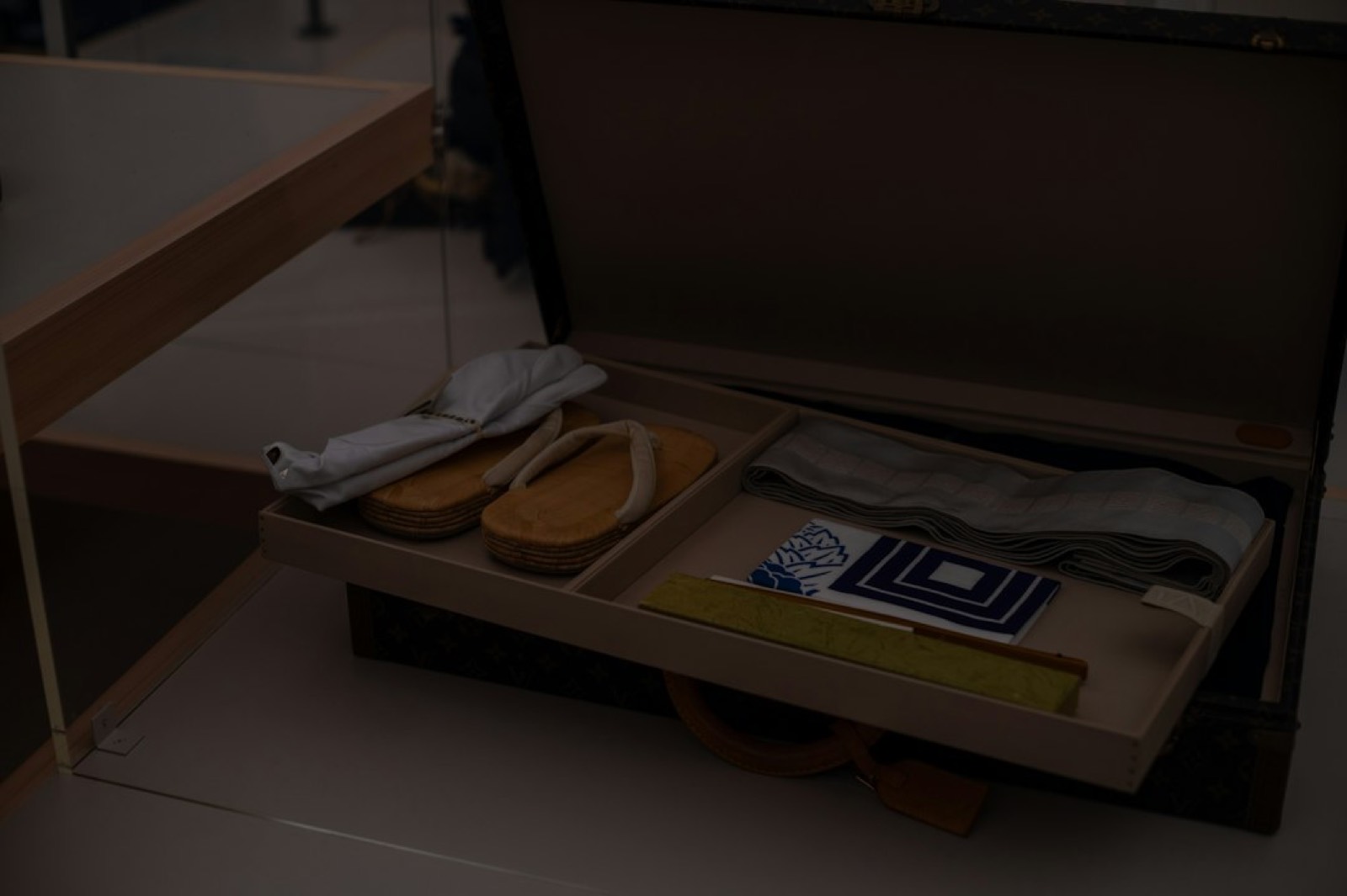 Banc en bois avec rangement à chaussures intégré dans une entrée organisée