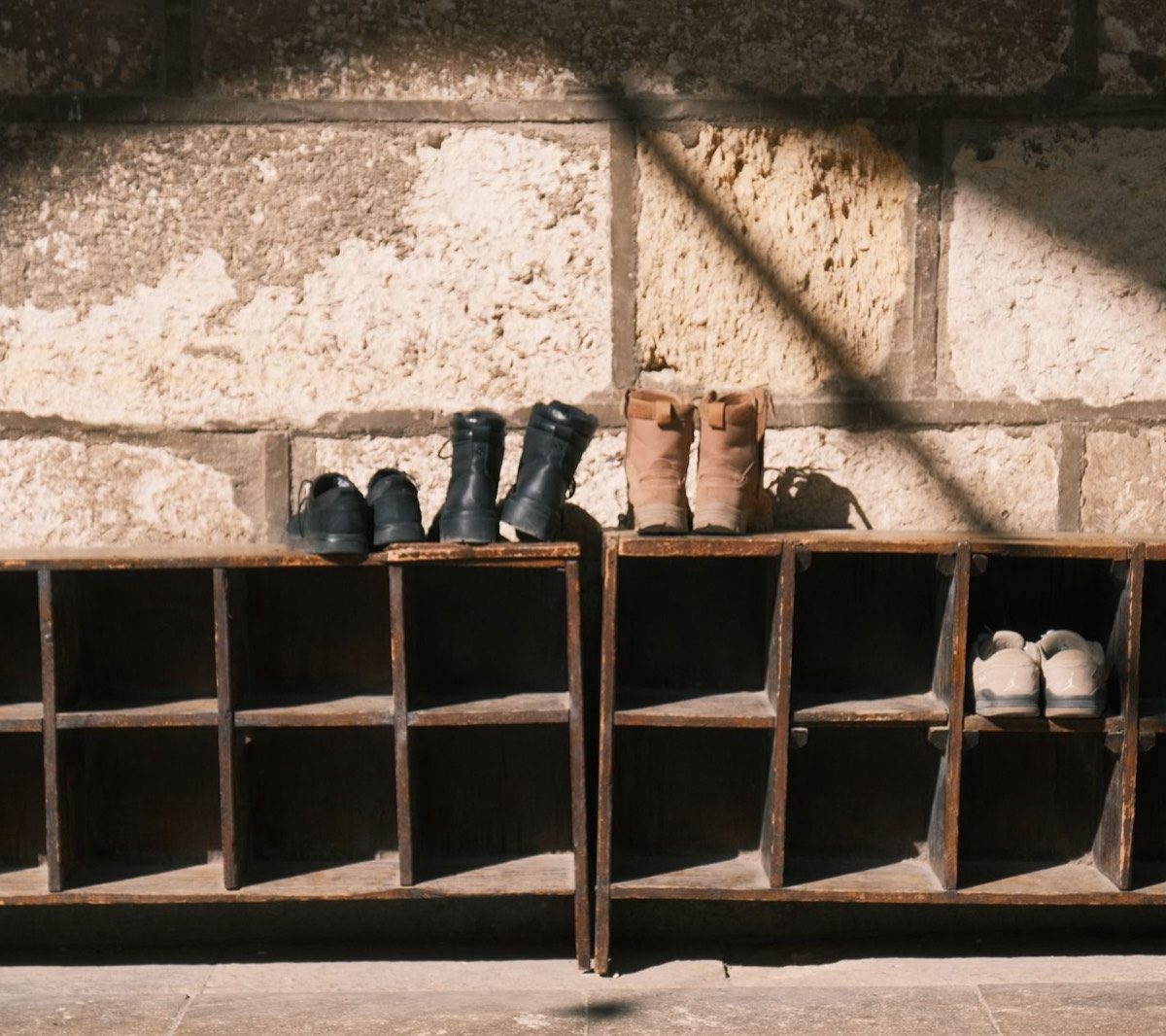 Où ranger ses chaussures et affaires près de la piscine ?