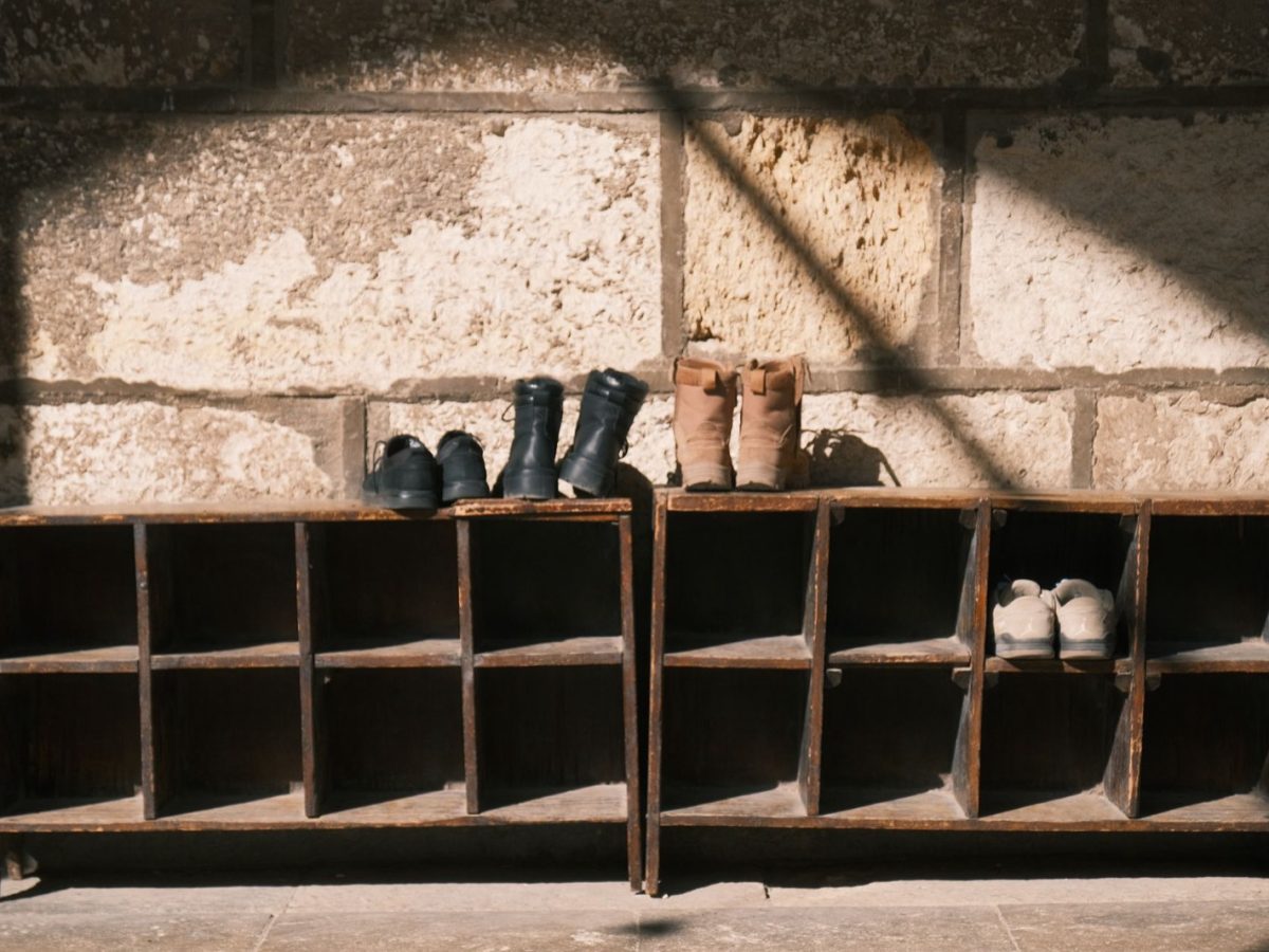 Où ranger ses chaussures et affaires près de la piscine ?