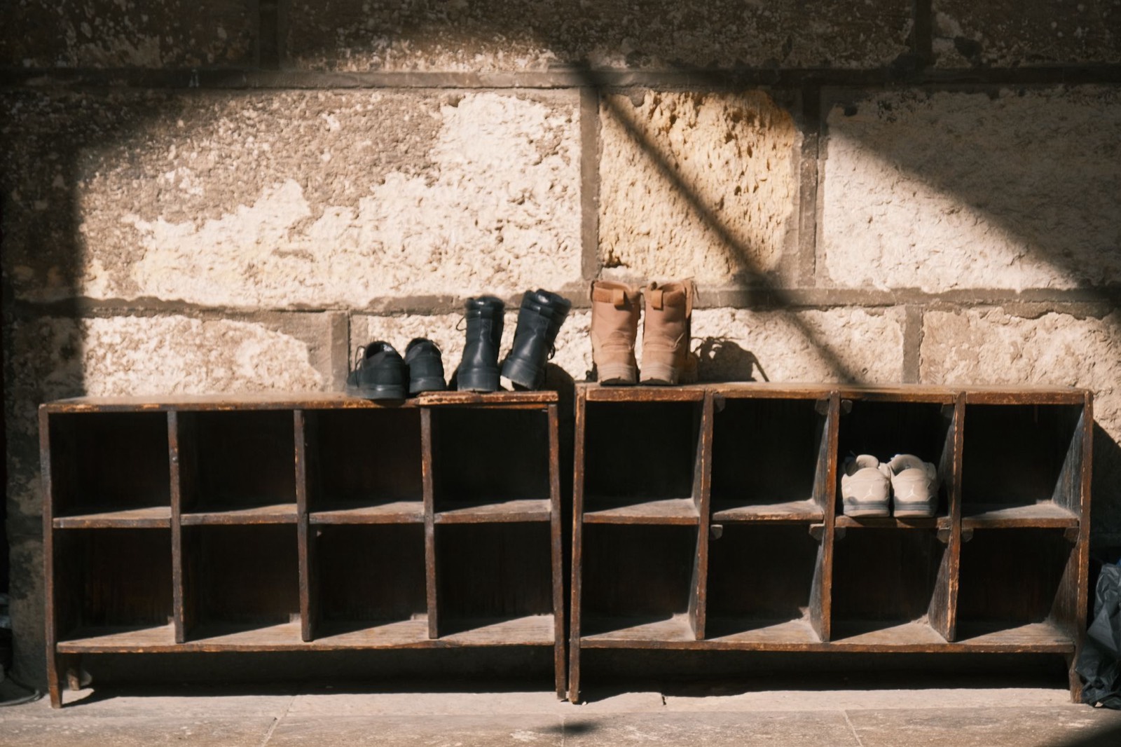 Où ranger ses chaussures et affaires près de la piscine ?