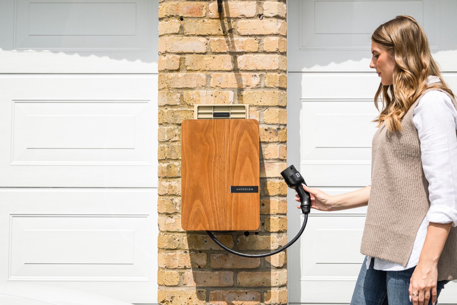 Onduleur et équipement de stockage solaire fixés au mur d'un garage