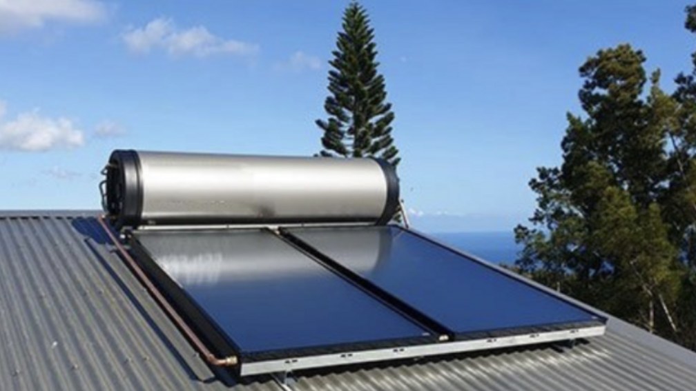 Chauffe-eau solaire à thermosiphon avec ballon et capteurs installé sur un toit face à la mer