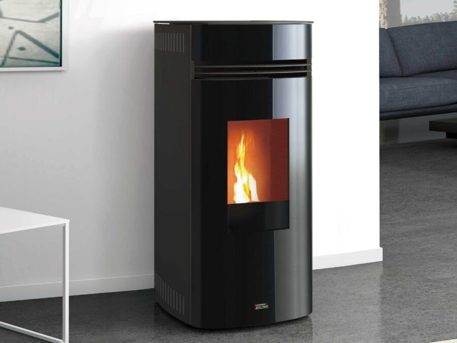 Poêle à granulés Capella noir avec flamme visible, conduit et plaque de sol protectrice