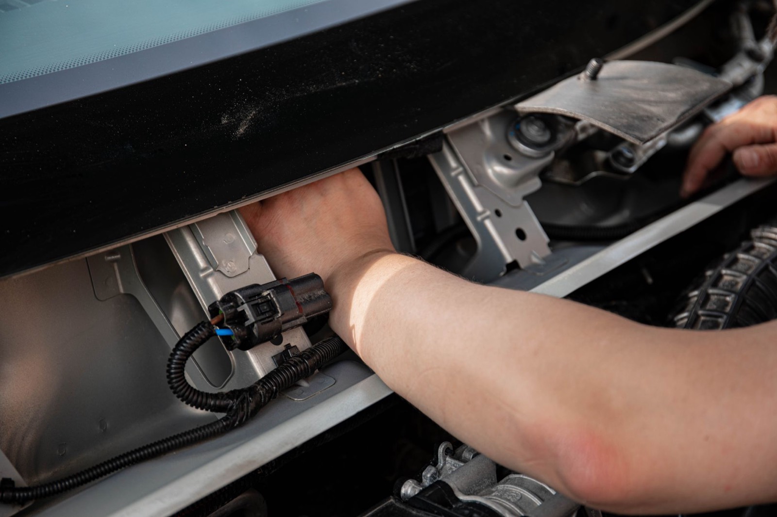 Faisceau électrique connecté à l'attelage d'une voiture dans un garage