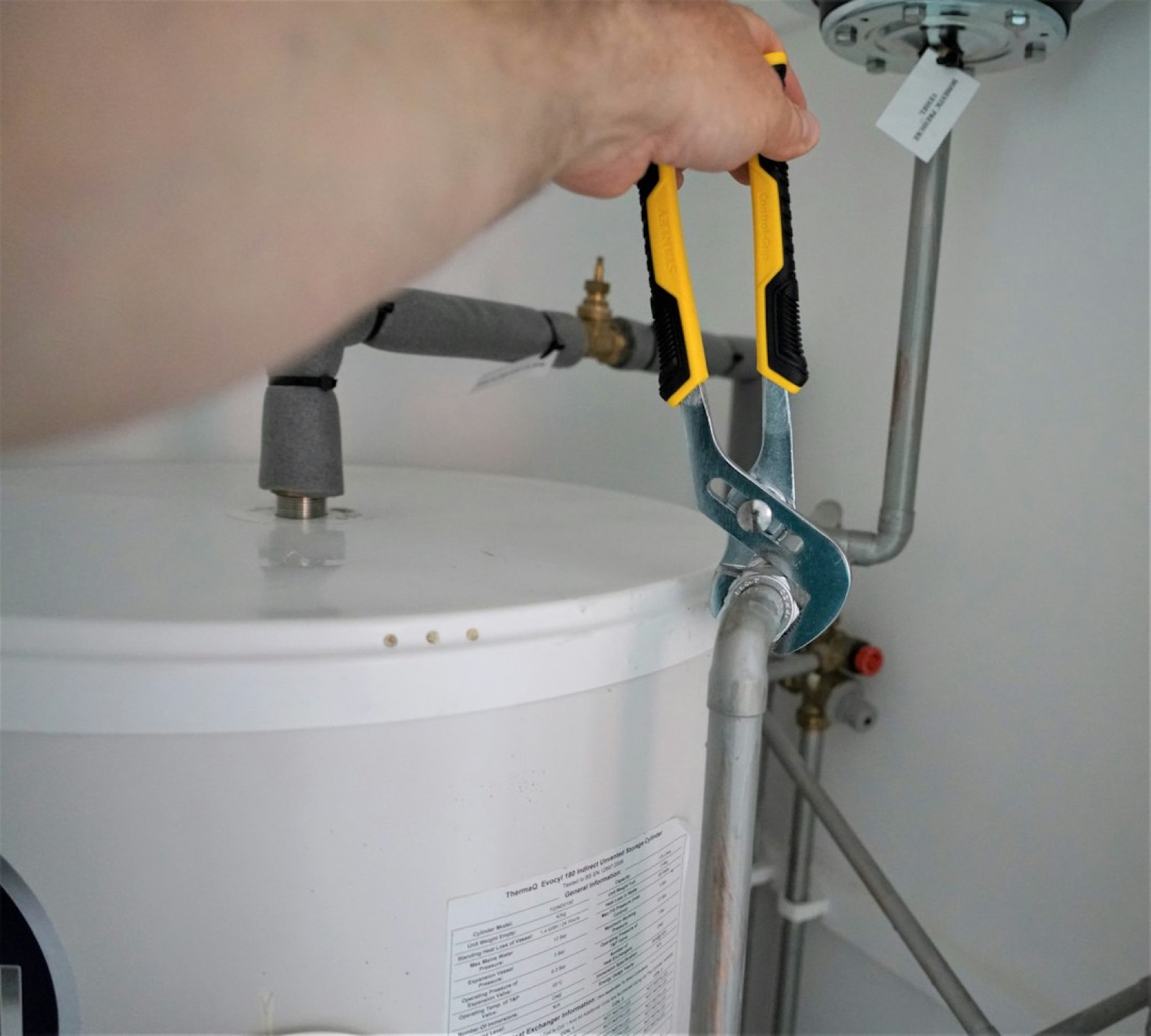 Installateur qui vérifie un raccordement de chauffage