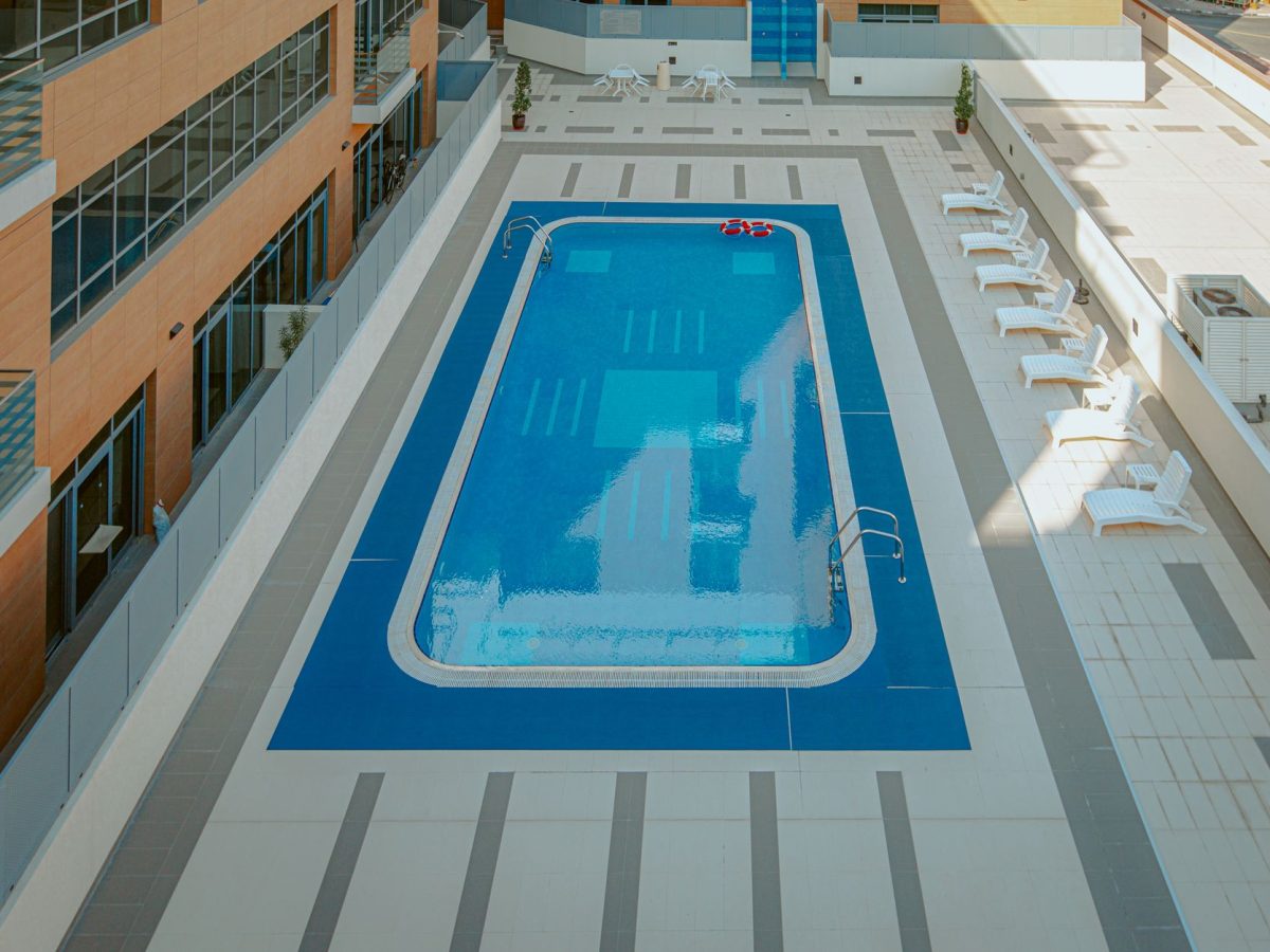 Piscine mal construite : attention aux coûts cachés qui explosent