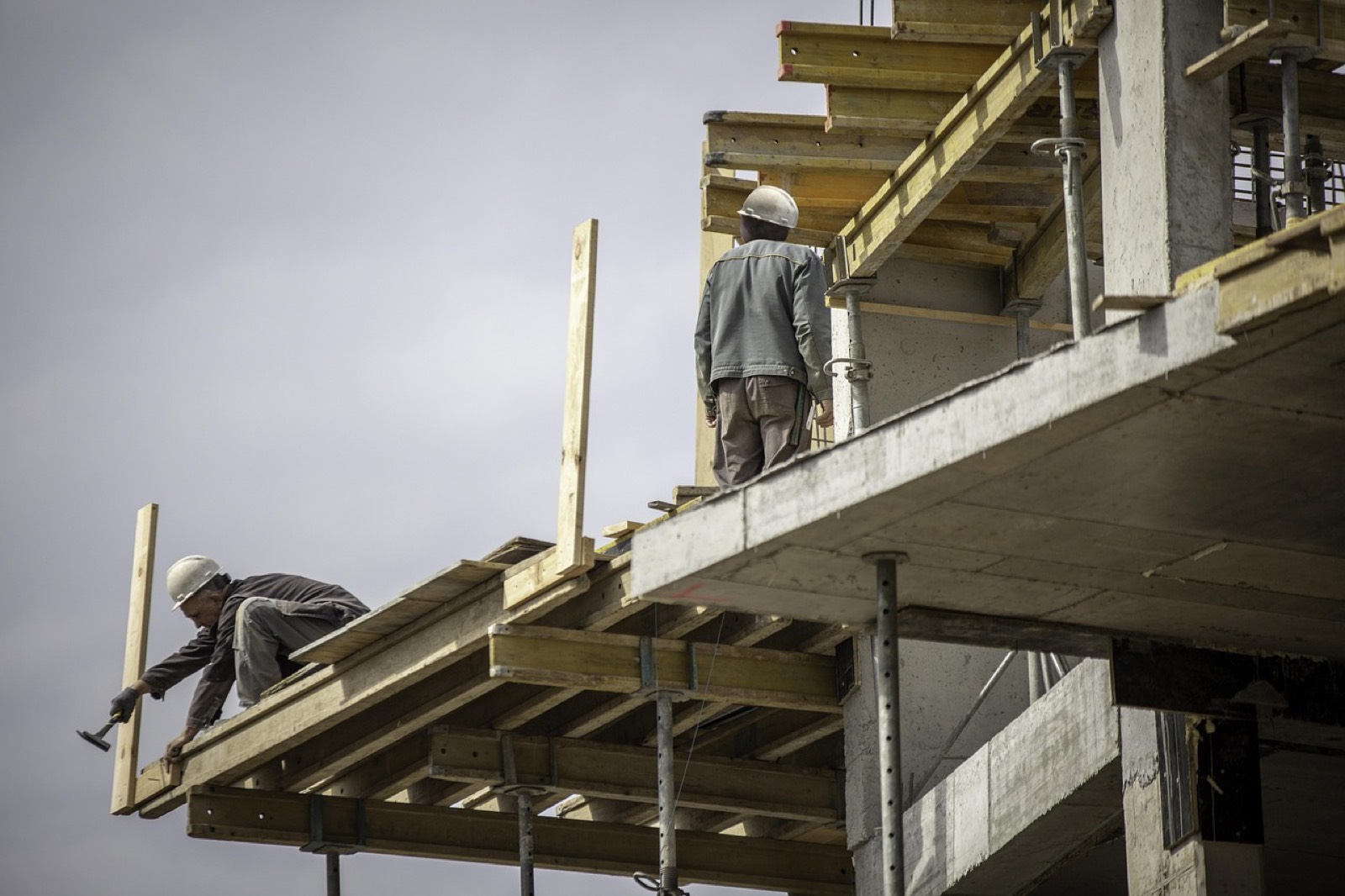 Professionnel mesurant un terrain avant travaux de piscine